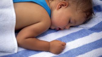 هل يستدعي التعرق المفرط في الرضع القلق؟