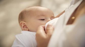 10 خرافات شائعة عن الرضاعة الطبيعية