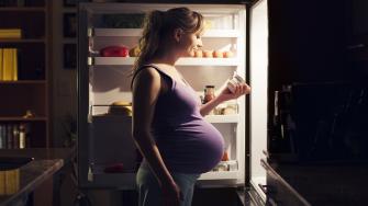 أطعمة يجب تجنبها أثناء الحمل