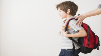 دراسة: الحقيبة المدرسية بريئة من آلام ظهر الأطفال 