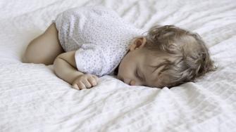 متى ينام الطفل بمفرده؟