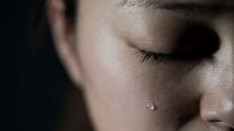 أنواع الدموع وفوائد البكاء