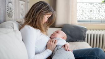 هل الحلمة السيليكون تؤثر على حليب الأم؟