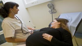 ارتفاع ضغط الدم في الحمل يرتبط بأمراض القلب