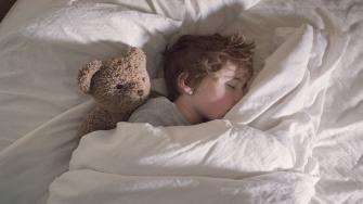 ما سبب تقيوء الأطفال أثناء النوم؟