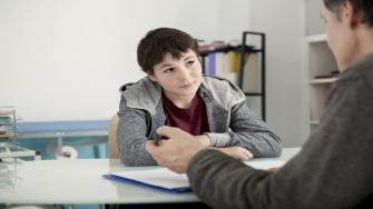 هل تشك أن ابنك المراهق يعاني من مرض عقلي؟