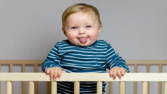 هل يؤثر اللسان المربوط على رضاعة الطفل؟