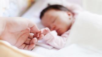 كم مرة يتبرز الرضيع في اليوم؟