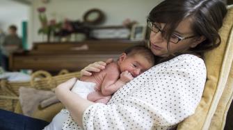 دليل زمني لتعافي الأم بعد الولادة