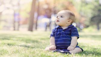 ما سبب بروز عظمة أسفل الظهر في الرضع؟