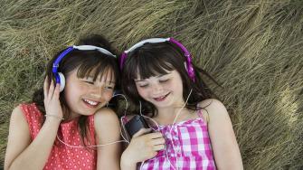 دراسة سماعات الأذن قد تعرض الأطفال لضعف السمع