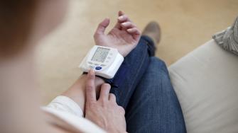 هل أجهزة قياس ضغط الدم من المعصم دقيقة؟