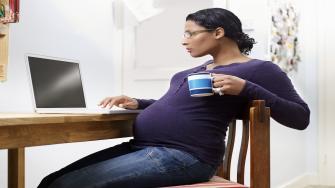 تناول الكافيين في الحمل يزيد وزن الطفل