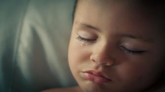 علام يدل بكاء الطفل أثناء نومه؟