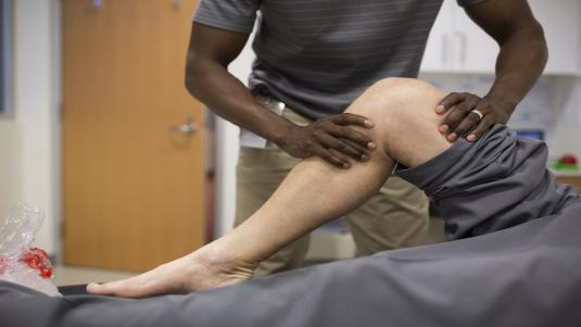 ما سبب ألم الركبة بعد جراحة الرباط الصليبي؟