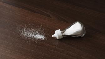 هل تتعاطى الملح أكثر مما ينبغي.. 7 علامات هامة