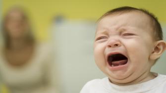 بكاء الرضيع أثناء التبرز.. الشق الشرجي