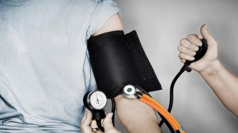 شاب وأعاني ارتفاع قياسات ضغط الدم