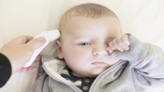 هل يمكن تطعيم الرضيع المصاب بنزلة برد؟