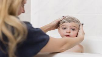ما سبب الرائحة الكريهة في شعر الرضع؟
