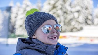 النظارات الشمسية لحماية عيون أطفالك من العمى الثلجي