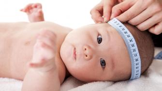 قياس محيط رأس الطفل بعمر الست أشهر