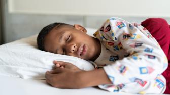 ساعات النوم التي يحتاجها الأطفال.. إرشادات جديدة