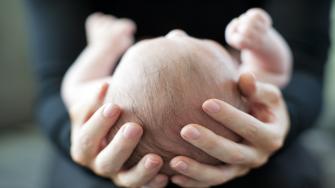 هل يؤثر التهاب السحايا على شكل رأس الرضيع ونموه؟