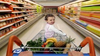 مخاطر عربة التسوق على الأطفال