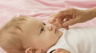 11 مشكلة شائعة تصيب جلد الرضيع وطرق علاجها