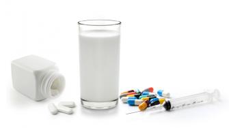 هل يمكن تناول المضاد الحيوي مع الحليب ومضادات الحموضة؟