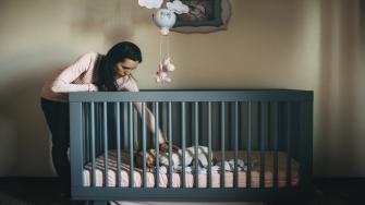 هل نوم الرضع الكثير يستدعي القلق؟