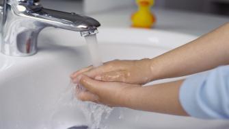 طفلنا يعاني من هوس غسل اليد ومص الأصابع لترطيبها