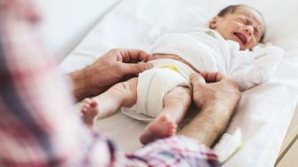ما سبب بكاء الرضع عند التبرز أو التبول؟