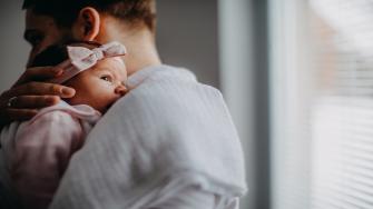 11 نصيحة لتقوية الرابطة بين الأب وطفله الرضيع