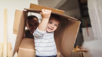 كيف تهيئ طفلك للانتقال لسكن جديد؟