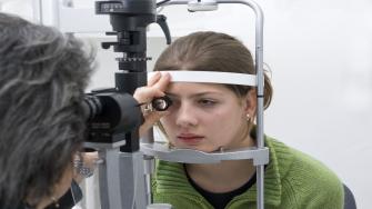 هل توسيع حدقة العين ضروري لكل فحوصات العين؟