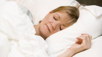 النوم الجيد يحسن الحياة الجنسية للنساء بعد انقطاع الطمث