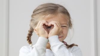 العيون المتورمة عند الأطفال.. الأسباب وطرق العلاج