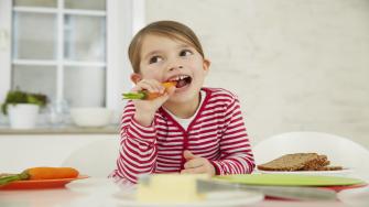 كيف نربي أطفالنا على تناول الطعام الصحي؟