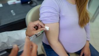 هل يمكن تطعيم الحامل ضد كورونا؟