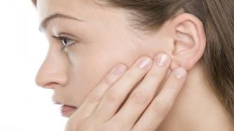 طقطقة الأذن من أعراض اضطراب قناة استاكيوس