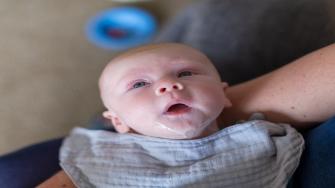 الارتجاع أو القشط عند الأطفال الرضّع 