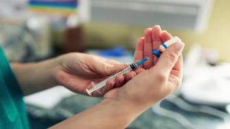 خطر كوفيد-19 المستمر أقل بمقدار النصف بعد اللقاح