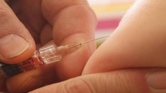 هل يمكن تطعيم الطفل المصاب بنزلة برد؟