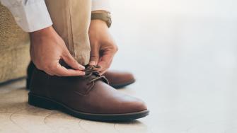 5 أسباب لخلع الحذاء عند عتبة المنزل