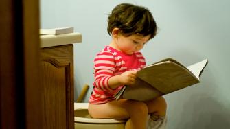 5 نصائح لعلاج الإمساك في الأطفال