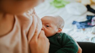 قلة حليب الثدي بعد اعتماد الطفل الرضاعة الصناعية