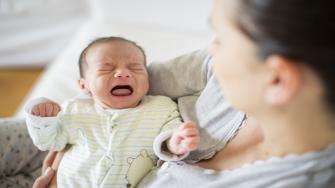 بكاء الرضيع المتواصل بدون سبب طبي