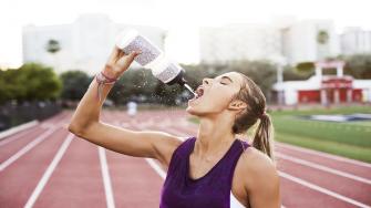 ما هي أضرار شرب الماء بكثرة على صحتك؟